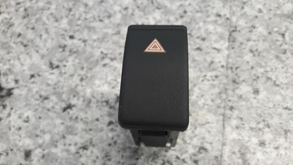93790-28001 przelacznik awaryjnych lantra 93r