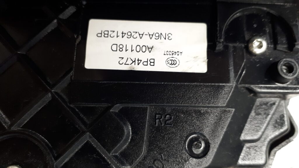 3n6a-a26412bp zamek drzwi prawy tył MAZDA 3