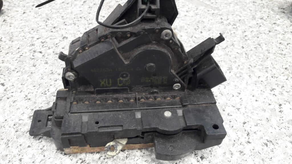 2s4a-a21812-ga zamek drzwi prawy przod ford rocus mk1