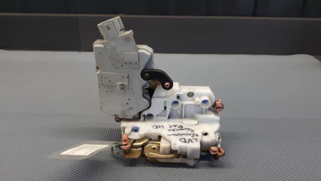 zamek drzwi lewy przód nissan primera p11 4d