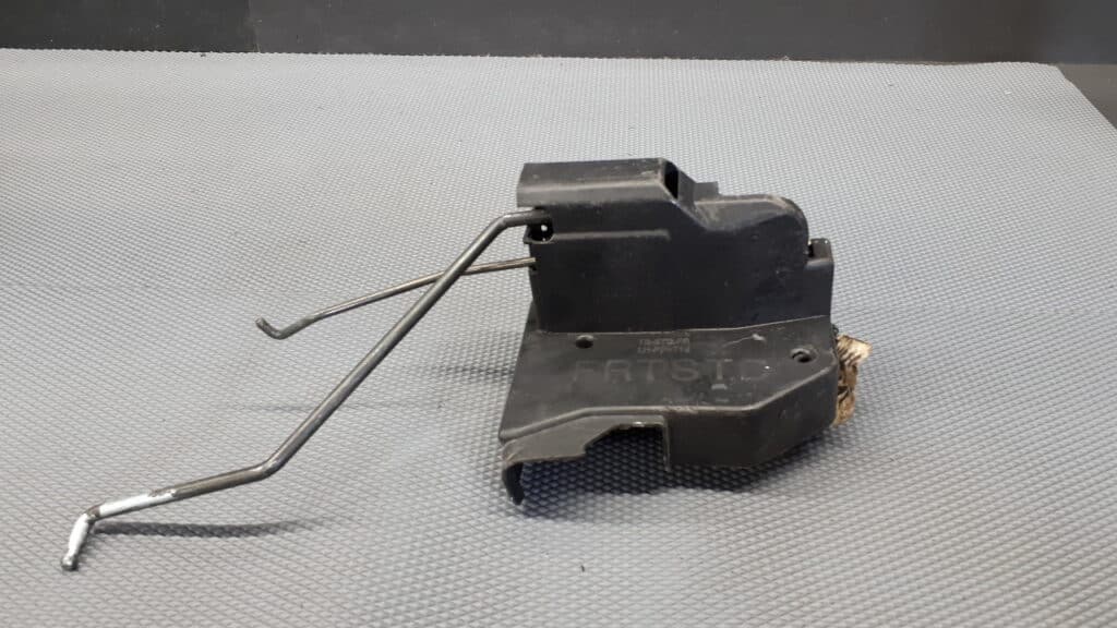 Zamek drzwi lewy tyl hyundai getz 04r 3d
