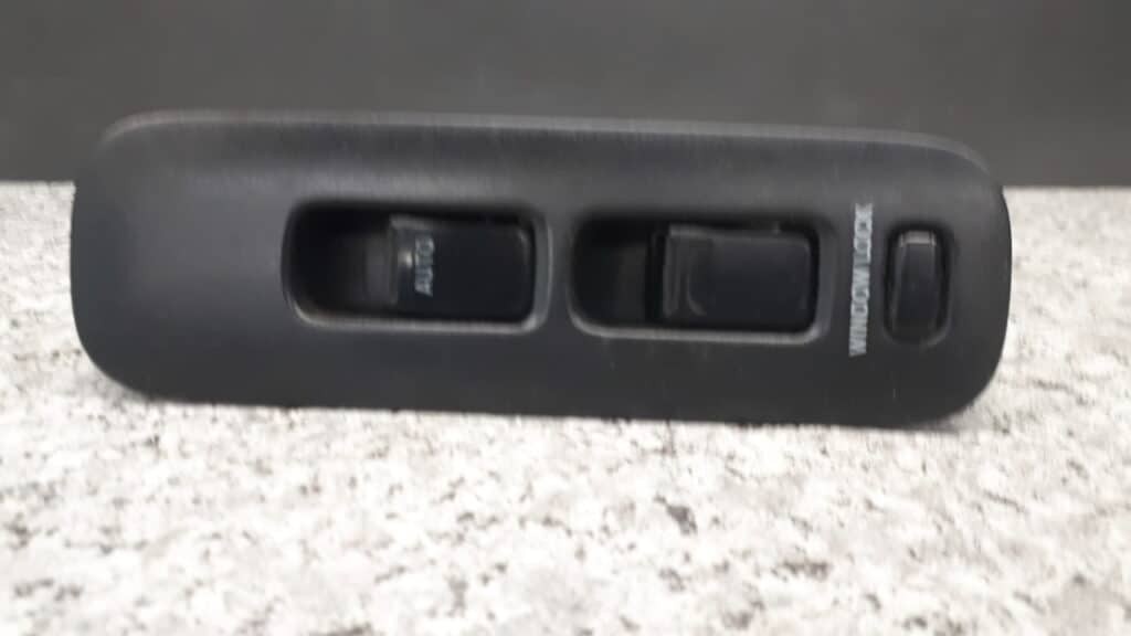Przelacznik szyby lewy przod Suzuki Baleno 95r
