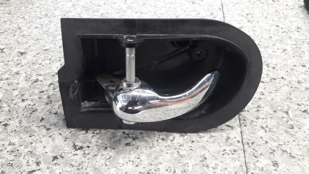 93BBF22601AE klamka lewy tyl mondeo mk2