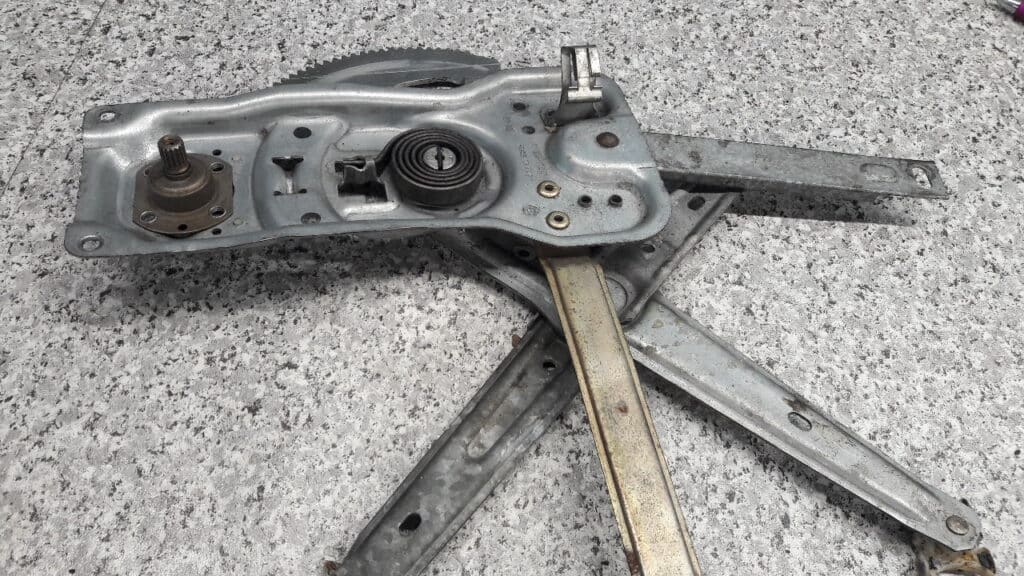 5134-1944 ponosnik szyby lewy tyl bmw e34