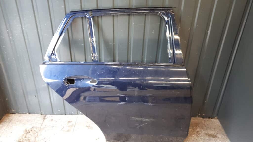 a2057320410 prawy tył Mercedes w205 kombi GRANATOWE