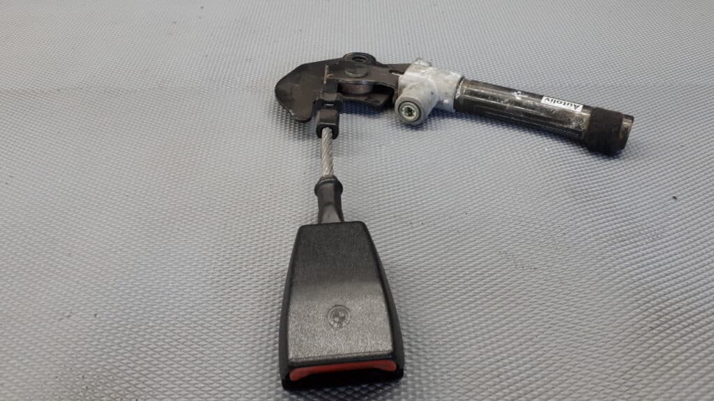 72118150658 Napinacz pasa prawy przod bmw e38