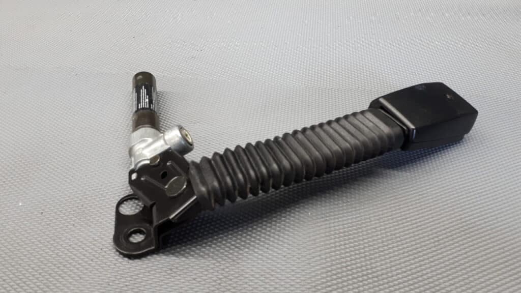 8221012 Napinacz pasa prawy przod BMW E36
