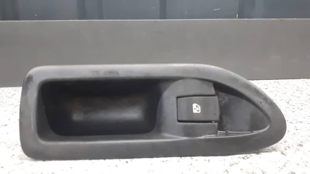 8200016014 włącznik szyb tył prawy renault laguna ii