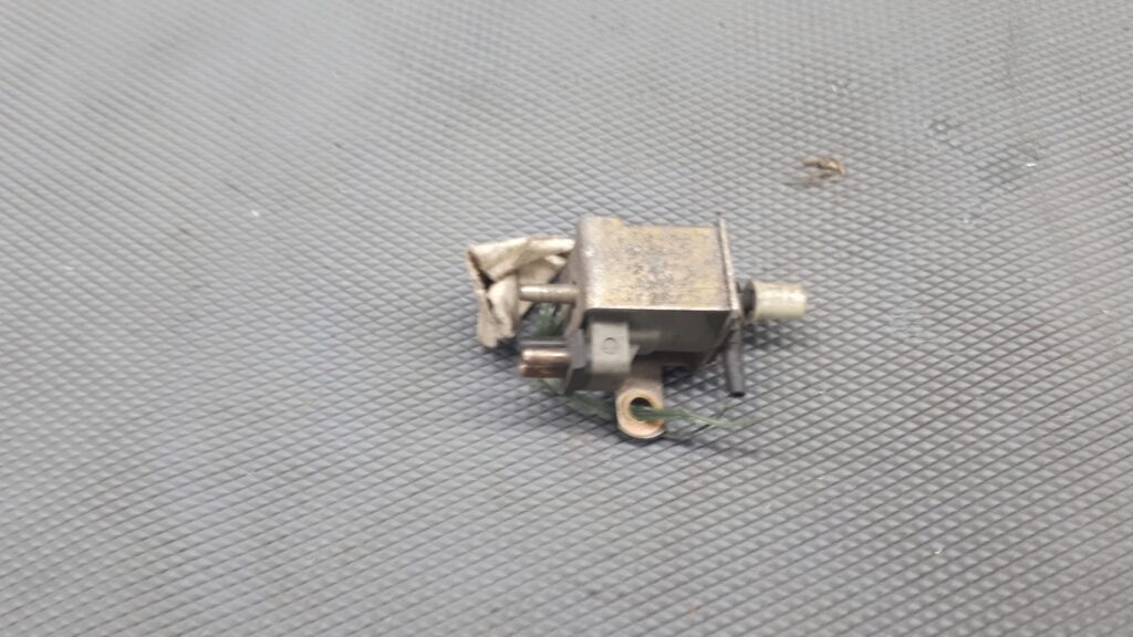 1277973 zawor podcisnienia BMW E28 E30 85r