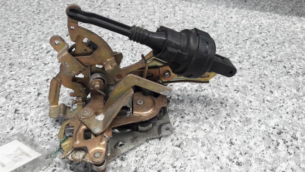 2027300635 zamek drzwi prawy tyl mercedes c 220 4d