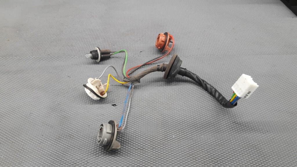 instalacja lampy lewy tyl Opel Karl