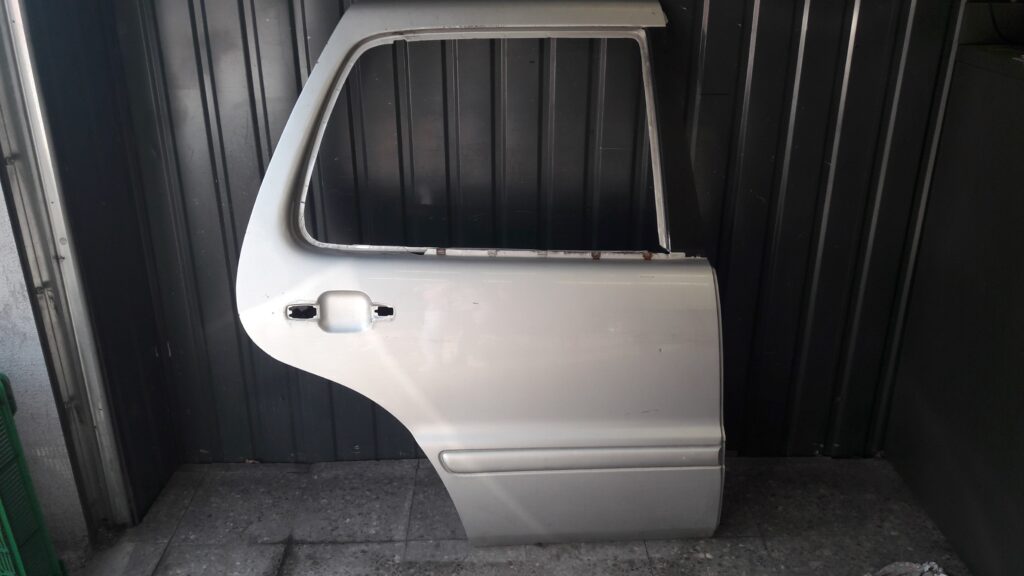 drzwi prawy tyl mercedes w163 srebrne