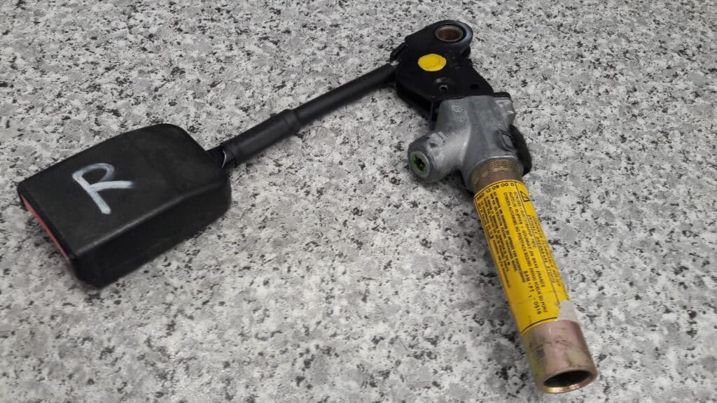 550120900D Napinacz pasa lewy Citroen Saxo 3D 97r