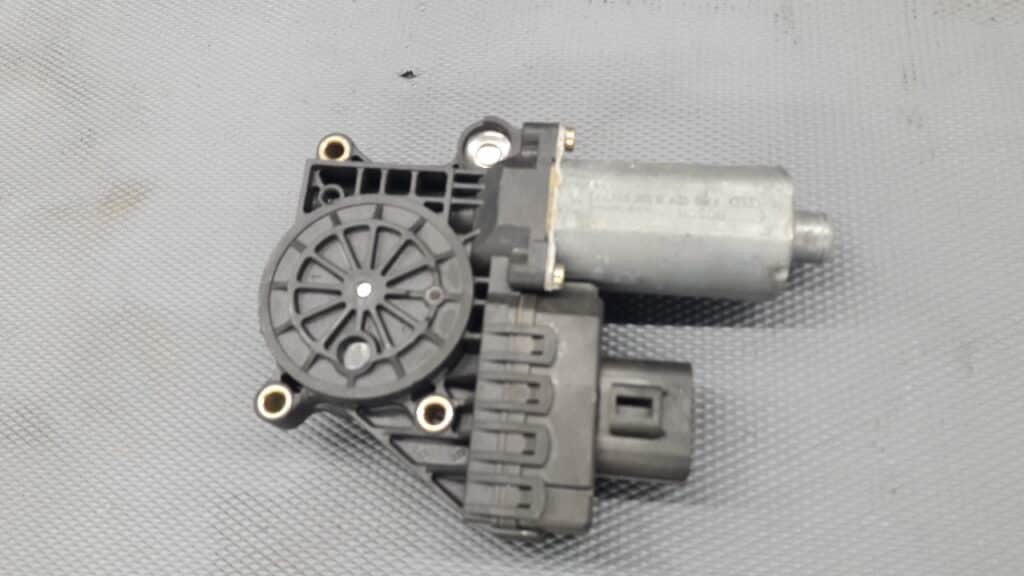 0130821772 Silniczek szyby prawy tyl MONDEO MK3 8PIN