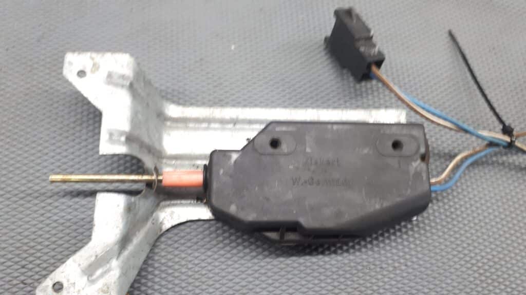 9503723 silownik  klapki wlewu paliwa saab 9000