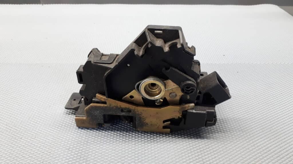 2S4A-A26413-BB Zamek drzwi lewy tył focus mk1 3pin
