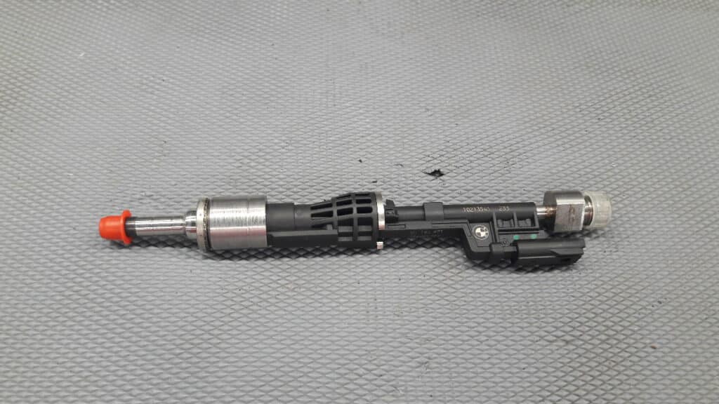10213541 wtryskiwacz BMW F80 F82