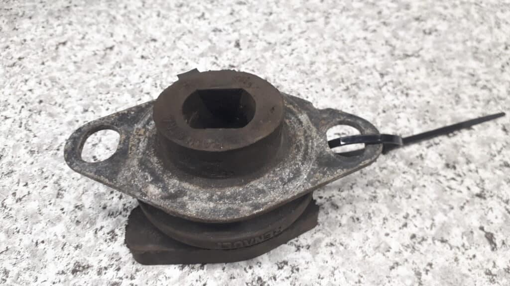 7700427286 poduszka skrzyni renault scenic i