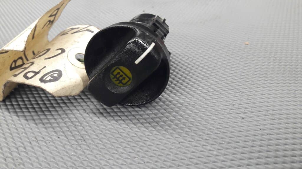 90482290 włącznik ogrzewania tył szyb OPEL CORSA B