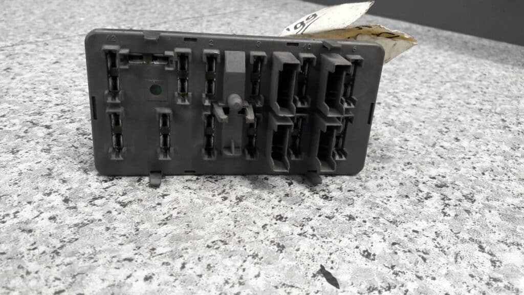 9634419080 skrzynka bezpiecznikow citroen saxo 98r