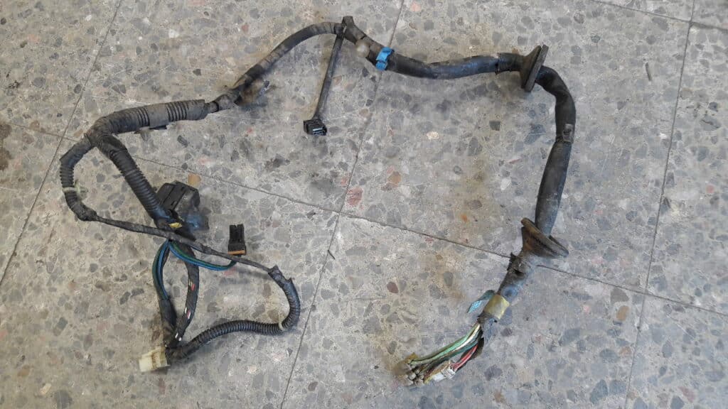 wiazka drzwi lewy tyl nissan terrani II