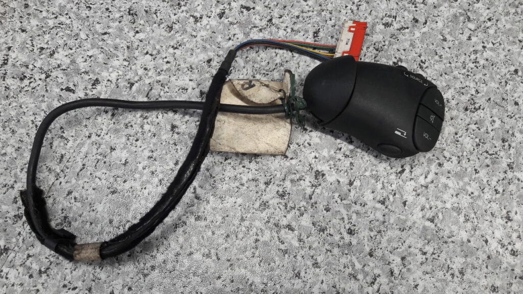 7700841290 wlacznik sterowania radiem renault megane 96r