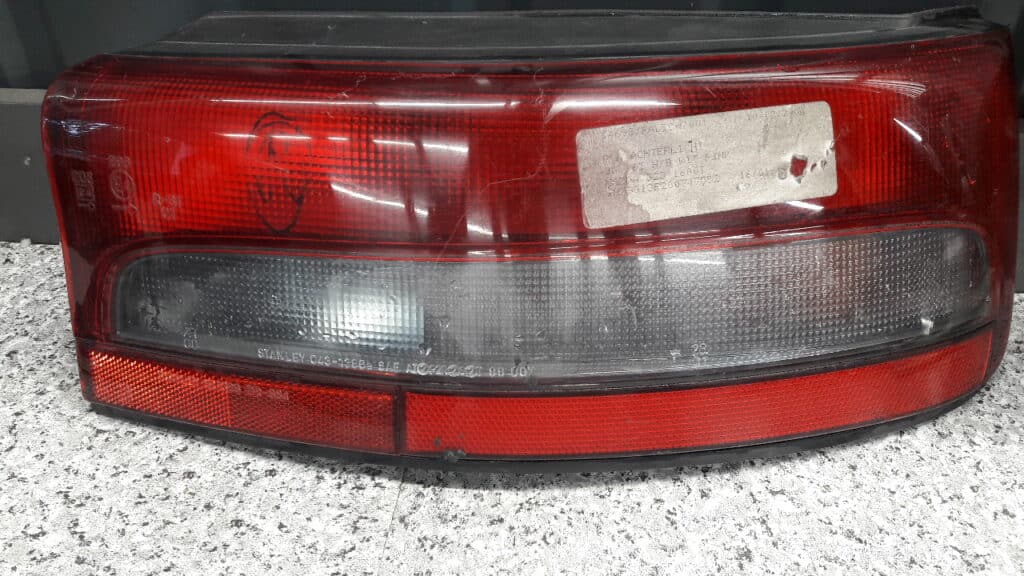 043-1386R lampa prawy tyl mazda 323 1.6