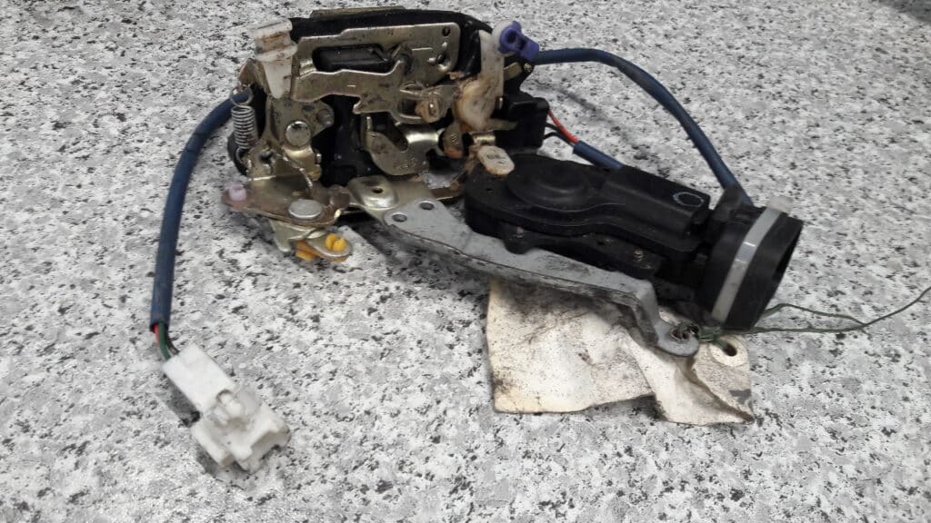 zamek drzwi lewy przod toyota corolla