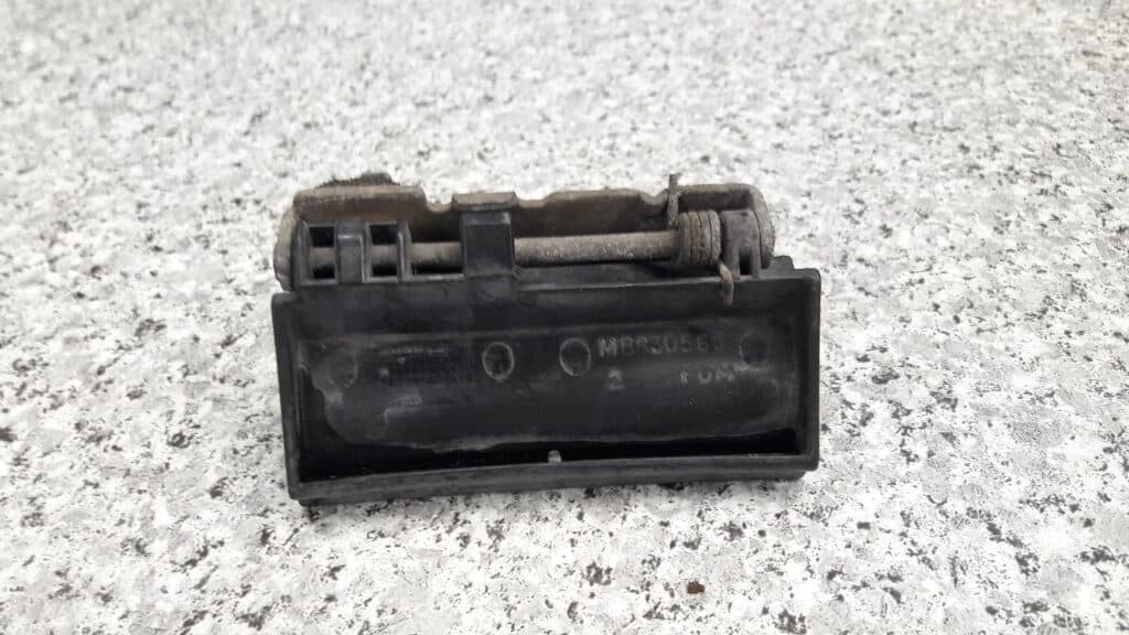 MB830586  space wagon III klamka klapy bagaznika