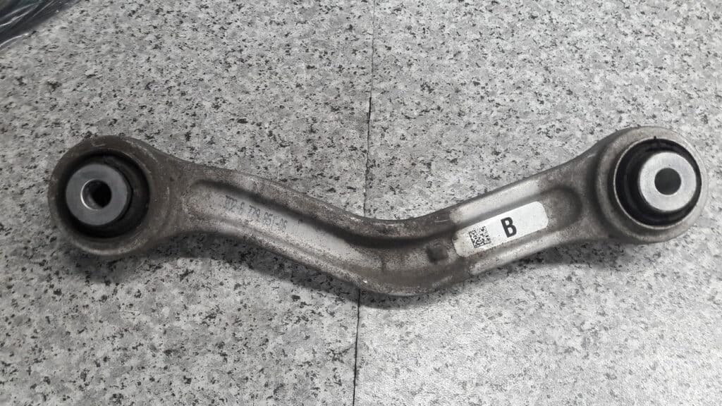 6779851 wahacz prawy tyl BMW F11