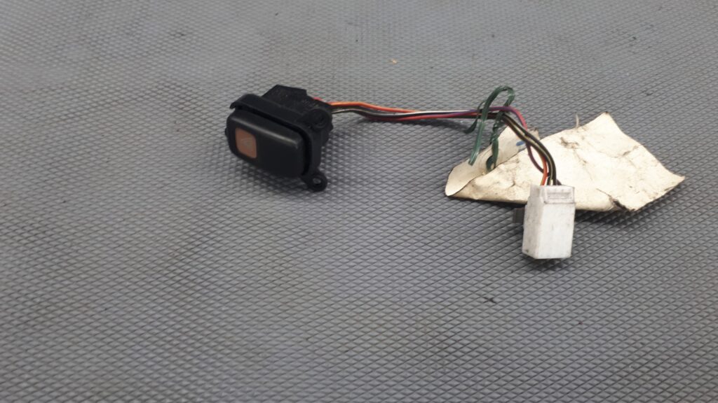 wlacznik awaryjnych mazda 626 95r