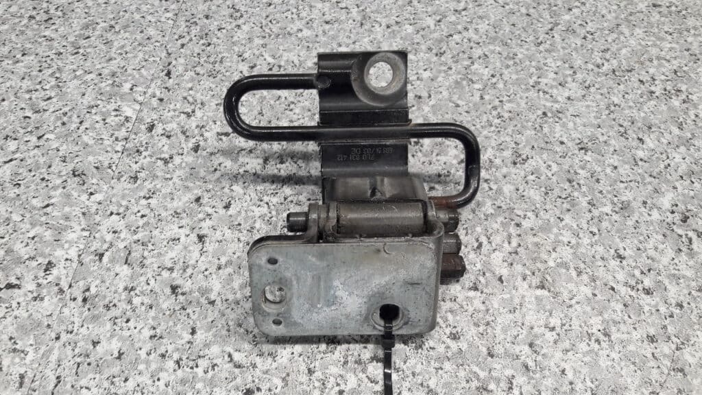 7L0831412 zawias drzwi prawy przod vw touarge
