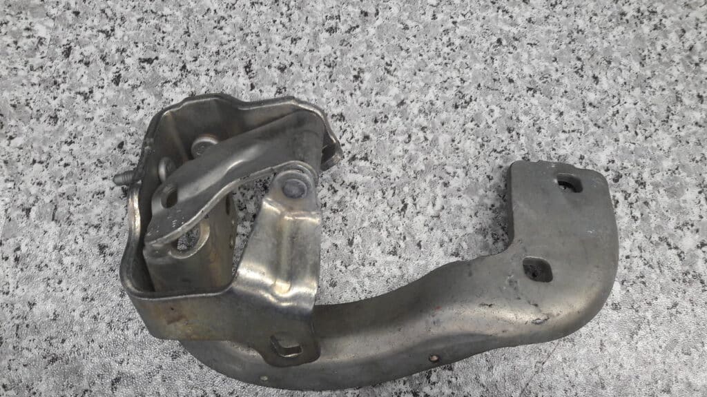 8w9827299 zawias lewy tylnej klapy audi a4 s8 b9