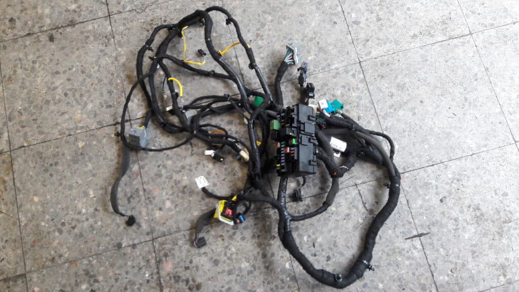 jb520324-5 skrzynia bezpiecznikow instalacja Opel Karl 1.0
