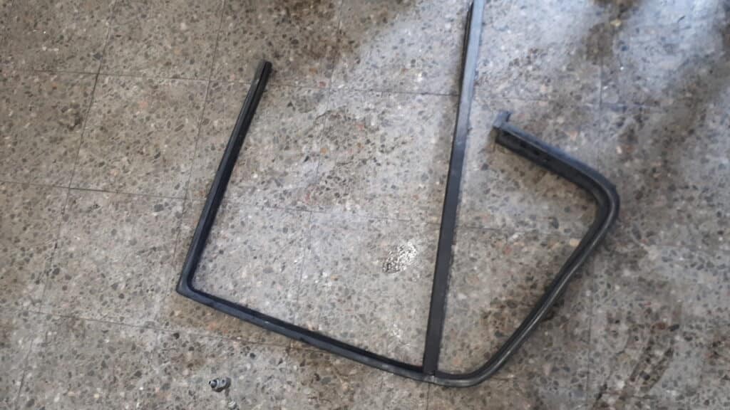 uszczelka szyby prawy tyl mercedes w163