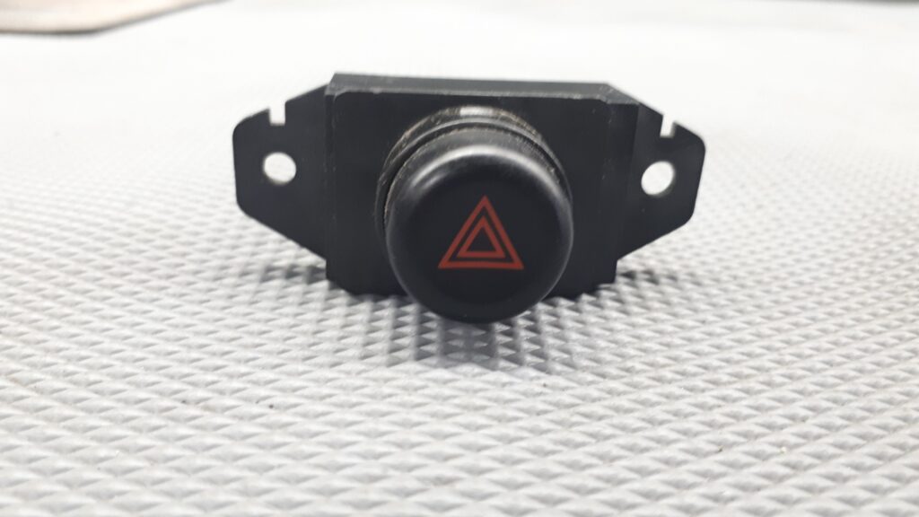 06013 wlacznik awaryjnych mitsubishi colt V 98r