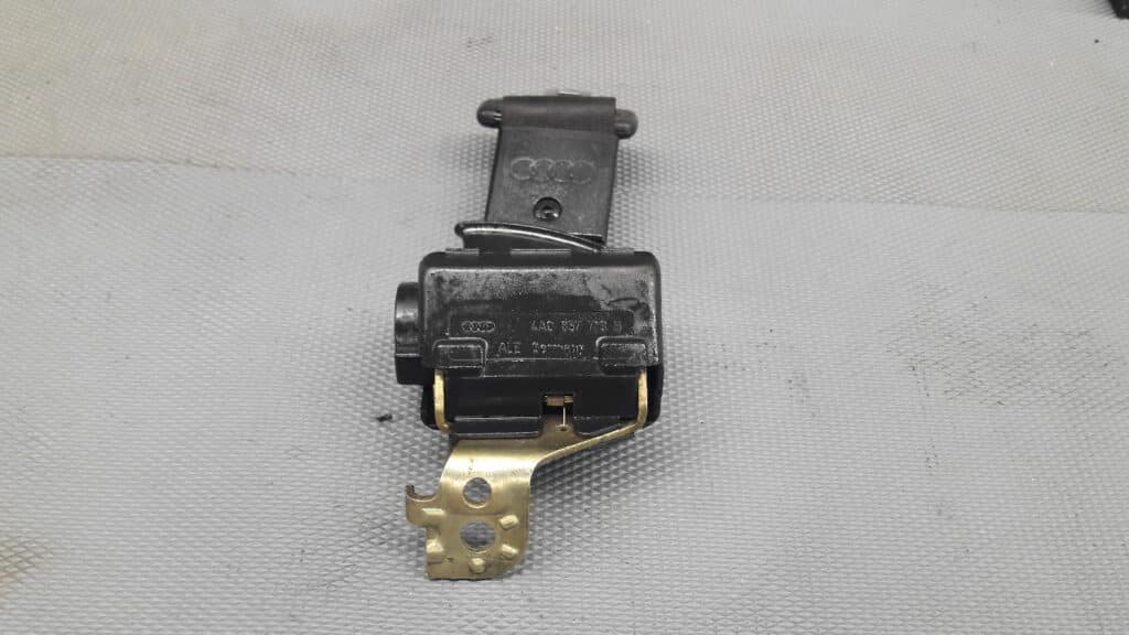 4A0857713 pas bezpieczeństwa tył środek Audi A8 00r