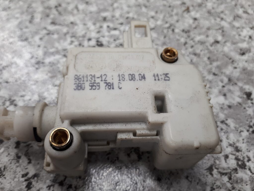 3b0959781 siłownik zamka klapy paliwa audi VW