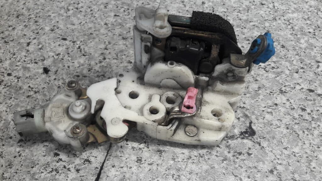 zamek drzwi prawy przod subaru impreza I