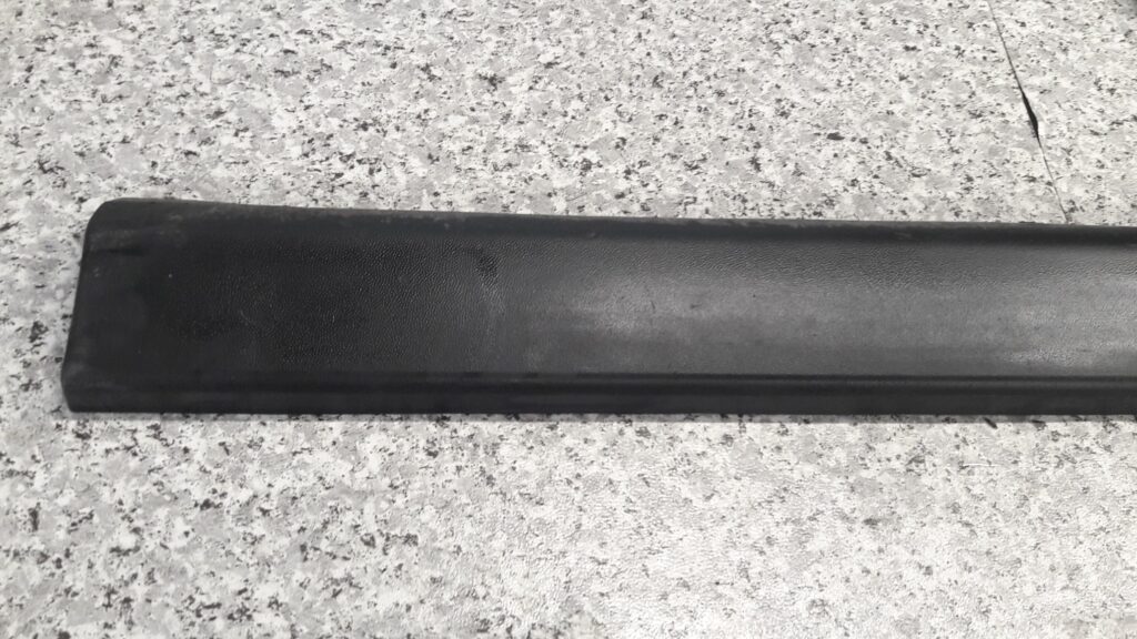 3B0854949 listwa drzwi tylna lewa dolna vw passat b5