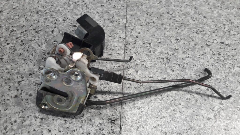 81376-27000 zamek drzwi prawy przod hyundai coupe