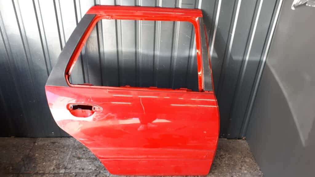 Drzwi prawy tył Nissan Primera P11 kombi  czerwone