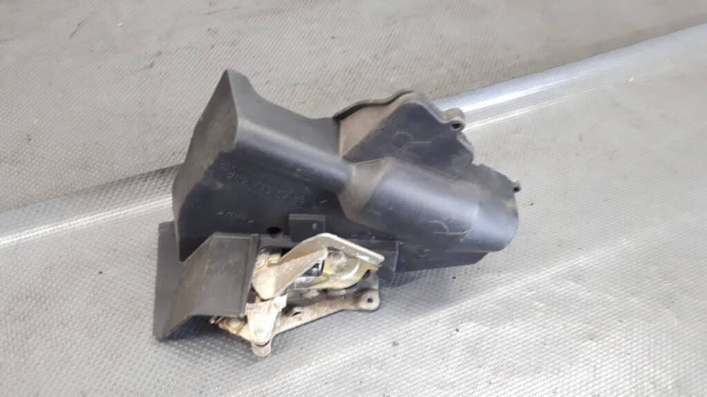 2027330208 Zamek drzwi prawy tył Mercedes w202 kombi