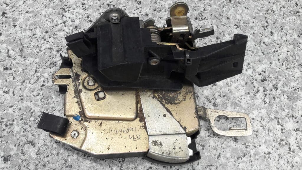8122417 zamek drzwi prawy przod bmw e36 95r