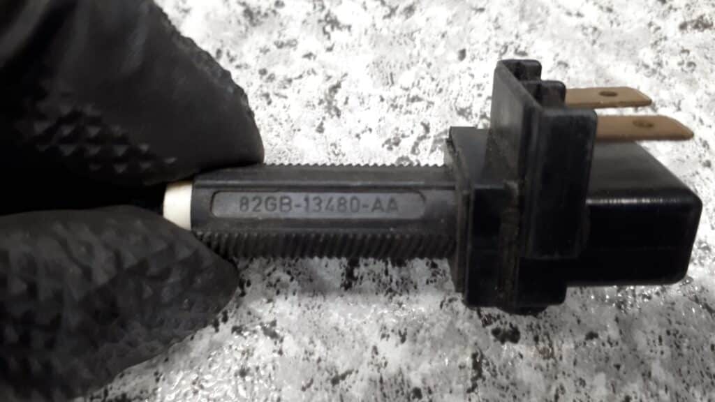 82gb-13480-aa włącznik świateł ford fiesta