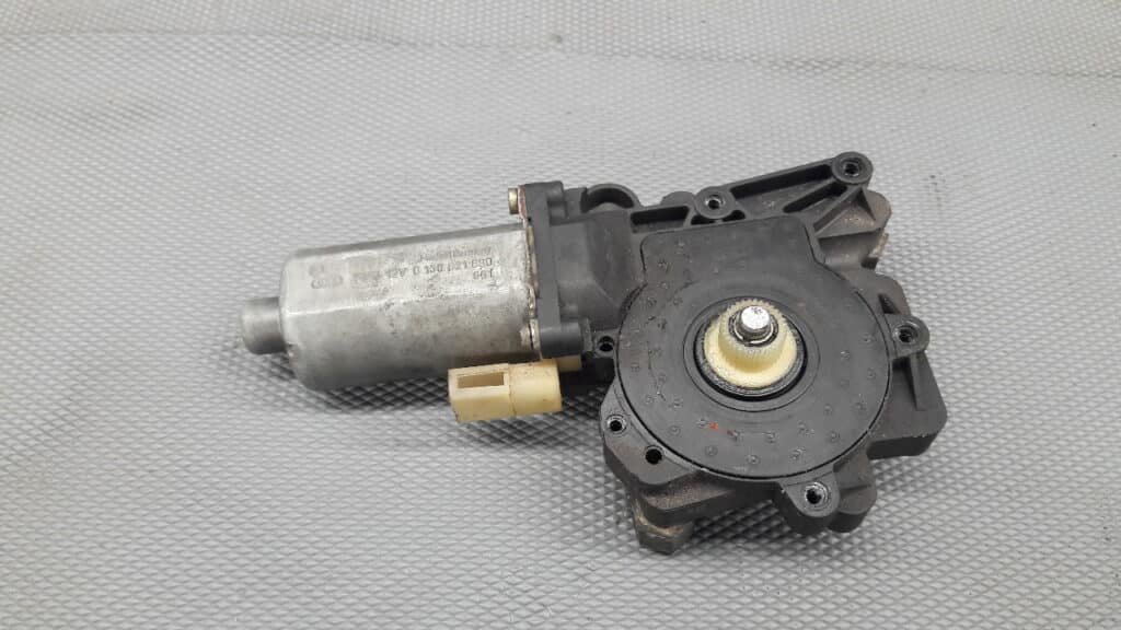 0130821680 silniczek szyby lewy przod Ford Mondeo MK2 1.8