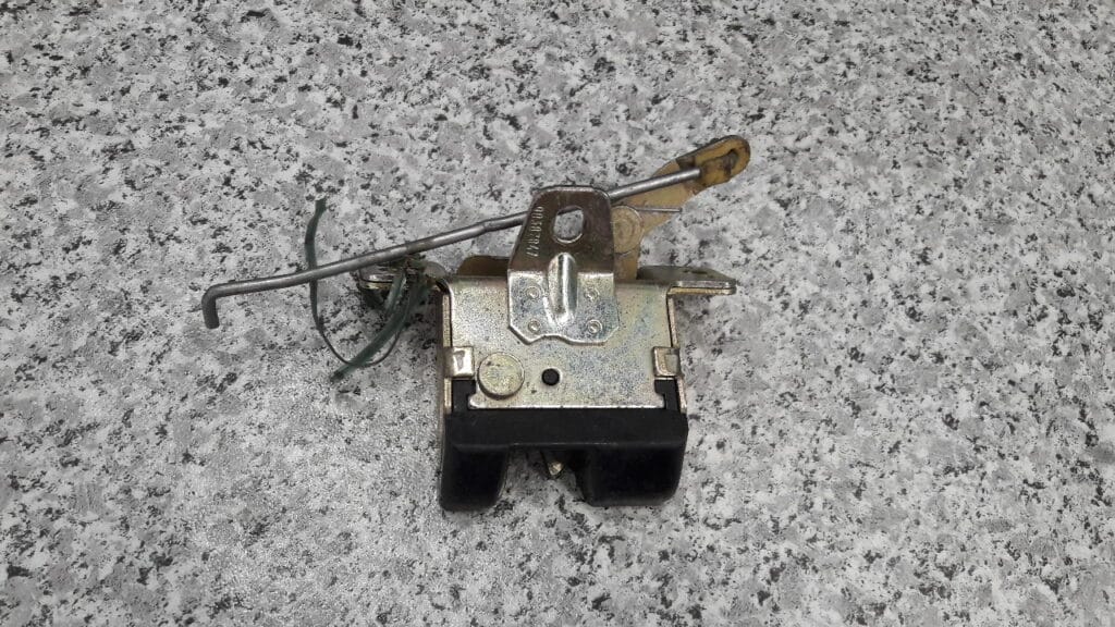 90387847 zamek klapy bagaznika opel corsa b