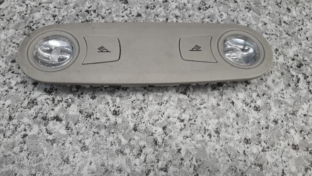 8f0947111 oswietlenie kabiny audi a5 s5
