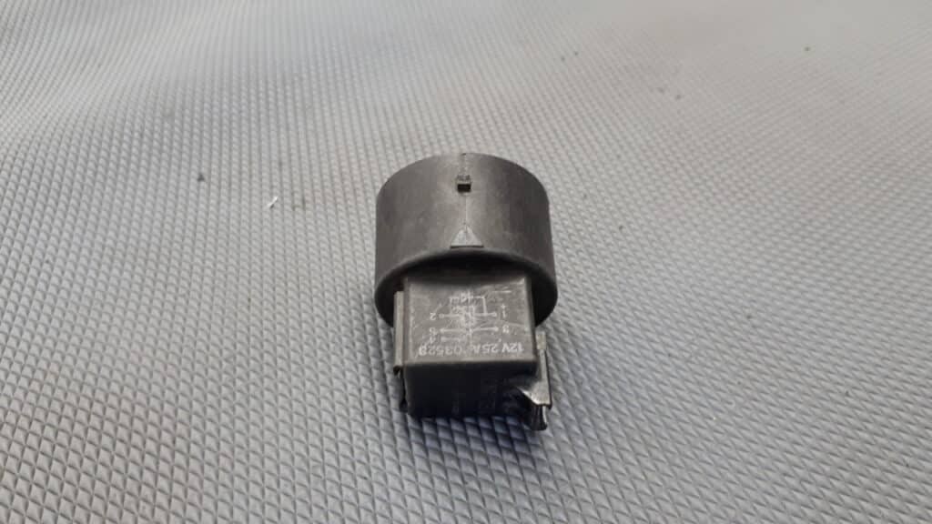 12V 25A 03528 przekaznik citroen saxo