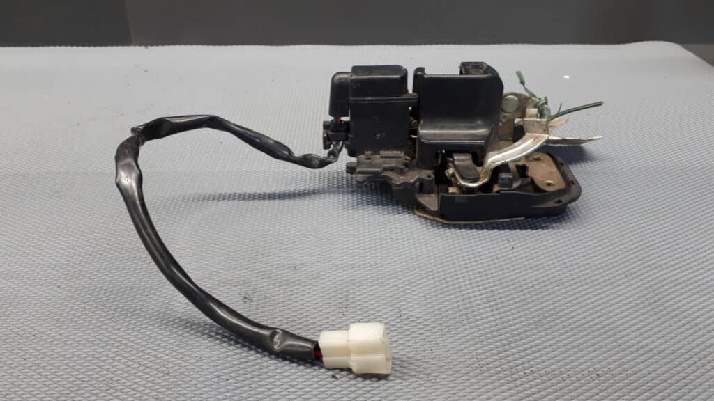 Zamek drzwi lewy tył mazda 626 5d 97r 2pin